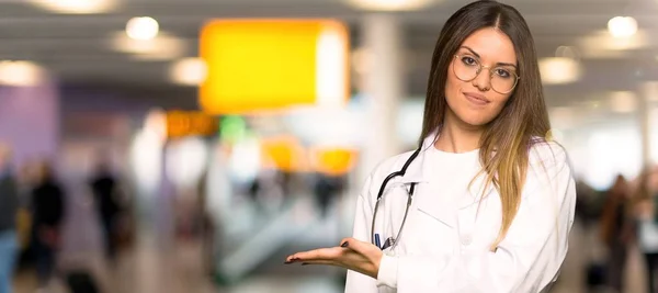 Jovem Médica Apresentando Uma Ideia Enquanto Olha Sorrindo Hospital — Fotografia de Stock