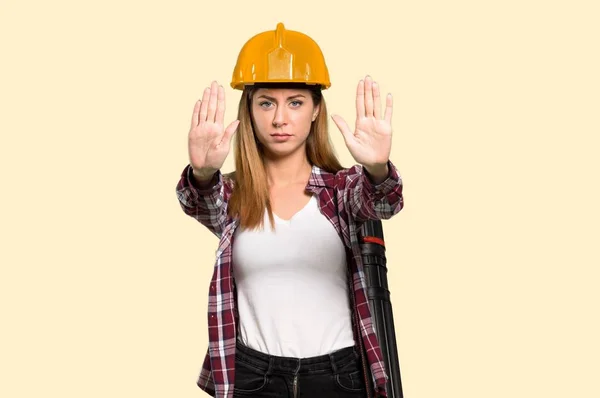 Arquitecta Mujer Haciendo Gesto Parada Decepcionado Sobre Fondo Amarillo Aislado —  Fotos de Stock