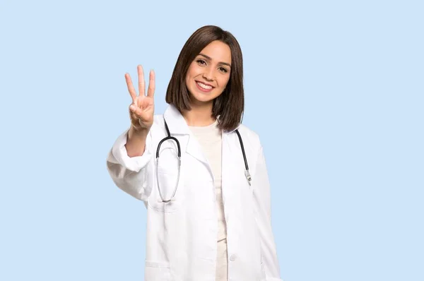 Fiatal Orvos Boldog Számolás Három Ujjal Elszigetelt Kék Háttér — Stock Fotó