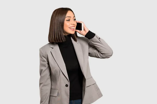 Junge Geschäftsfrau Führt Ein Gespräch Mit Dem Handy Auf Isoliertem — Stockfoto