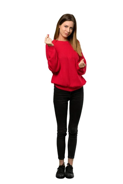 赤いセーター作るお金ジェスチャー分離の白い背景の上で若い女性のフルレングス ショット — ストック写真