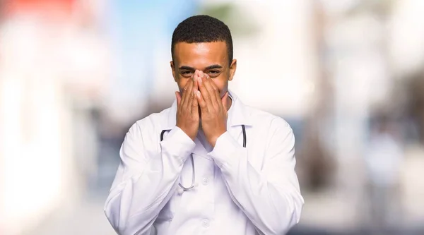 屋外で口を覆っている間は すごく笑顔若いアフロ アメリカ人医師 — ストック写真