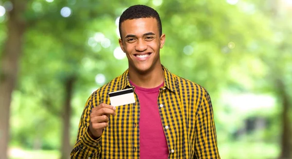 Jovem Afro Americano Segurando Cartão Crédito Parque — Fotografia de Stock