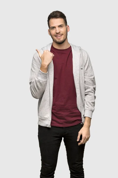 Man Sweatshirt Pointing Side Present Product Grey Background — Stock Photo, Image