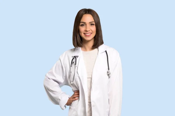 Jovem Médico Mulher Posando Com Braços Quadril Sorrindo Fundo Azul — Fotografia de Stock