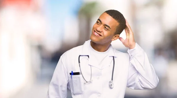 Afro Αμερικανός Νεαρός Γιατρός Σκέφτεται Μια Ιδέα Ενώ Ξύσιμο Κεφάλι — Φωτογραφία Αρχείου