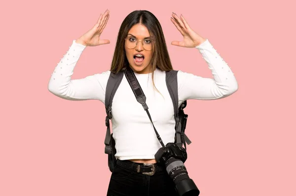 Jonge Fotograaf Vrouw Verrast Geschokt Gelaatsuitdrukking Geïsoleerde Roze Achtergrond — Stockfoto