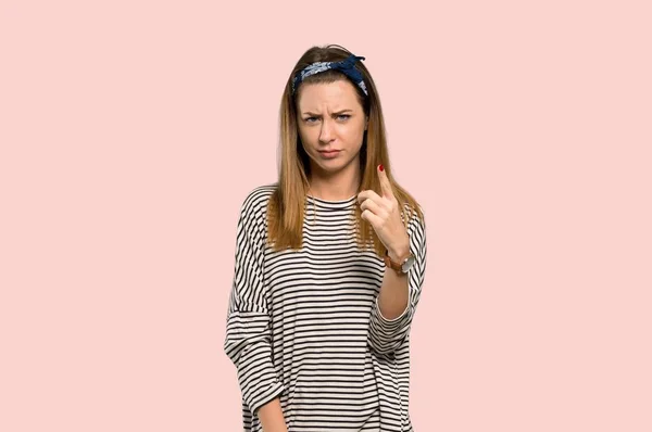 Jonge Vrouw Met Hoofddoek Gefrustreerd Wijzen Naar Voren Geïsoleerde Roze — Stockfoto