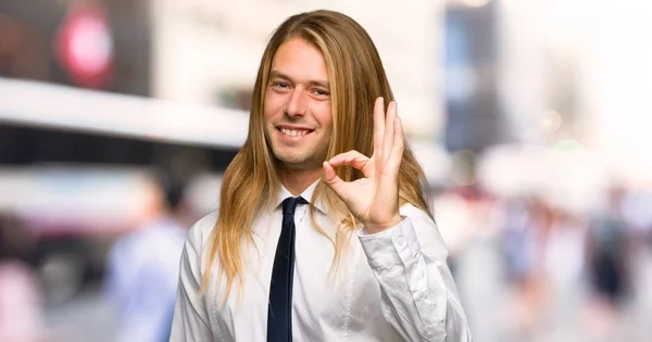Blonďatá Podnikatel Dlouhými Vlasy Ukazovat Cedulka Prsty Přírodě — Stock fotografie