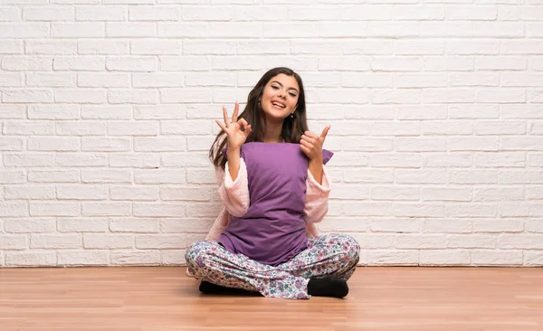 Adolescente Menina Pijama Sorrindo Mostrando Sinal Vitória Com Ambas Mãos — Fotografia de Stock