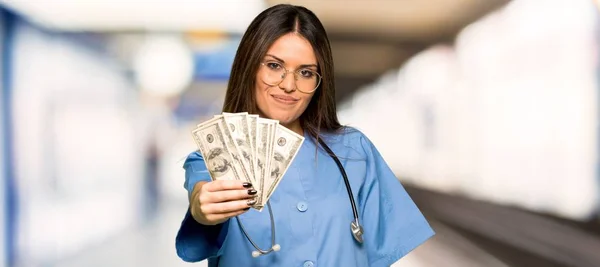 Jovem Enfermeira Levando Muito Dinheiro Hospital — Fotografia de Stock