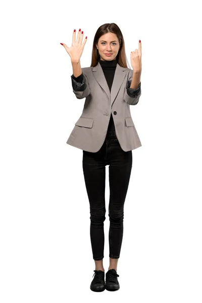 分離の白い背景の上 の指を数えるビジネス女性のフルレングス ショット — ストック写真