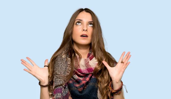 Mladí Hippie Žena Frustrovaný Tím Špatné Situace Izolované Modré Pozadí — Stock fotografie