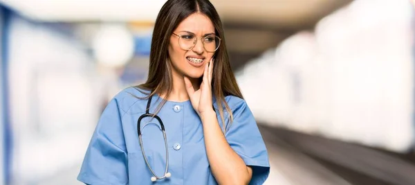 Jovem Enfermeira Com Dor Dente Hospital — Fotografia de Stock