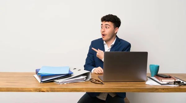 Homem Negócios Escritório Surpreso Apontando Lado — Fotografia de Stock