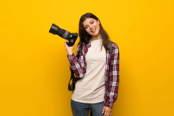Fotógrafo Adolescente Chica Sobre Amarillo Pared —  Fotos de Stock