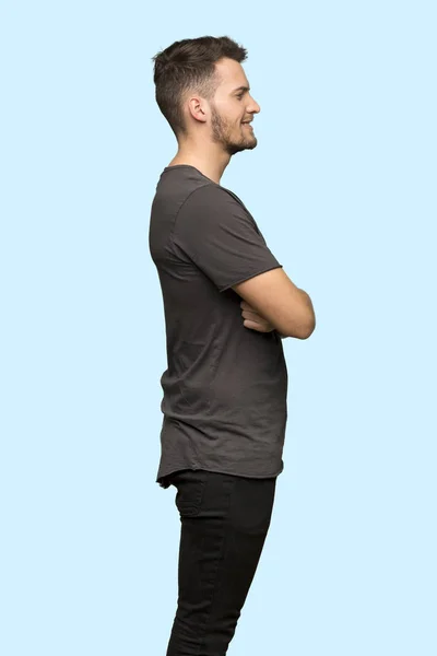 Lateral Pozisyonda Mavi Arka Plan Üzerinde Siyah Gömlek Adamla — Stok fotoğraf