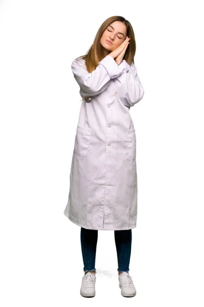Cuerpo Completo Mujer Doctora Joven Haciendo Gesto Sueño Expresión Dorable — Foto de Stock