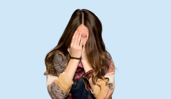 Yorgun Hasta Ifade Izole Mavi Arka Plan Üzerinde Kadınla Genç — Stok fotoğraf