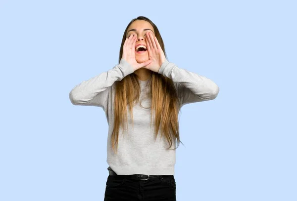 Young Girl Shouting Announcing Something Blue Background — Stock Photo, Image