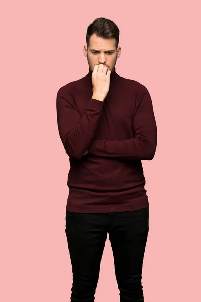 Człowiek Mając Wątpliwości Tle Różowy Sweter Golfem — Zdjęcie stockowe