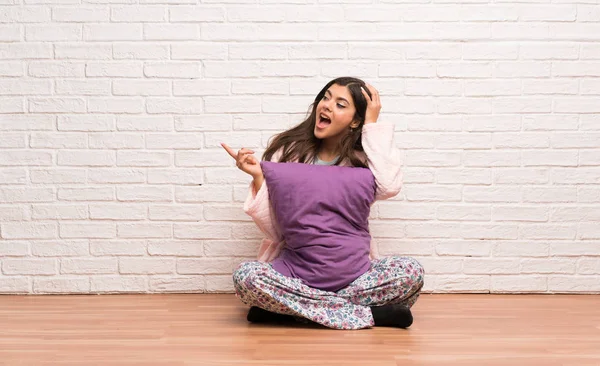 Tiener Meisje Pyjama Wijzen Omhoog Verrast — Stockfoto