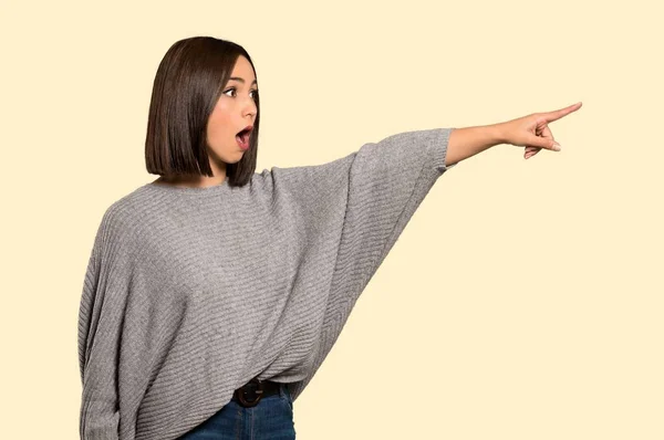 Young Woman Pointing Away Isolated Yellow Background — Stock Photo, Image