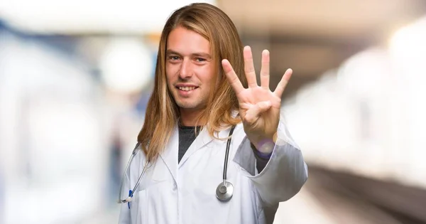 Γιατρός Τον Άνθρωπο Ευτυχισμένο Και Μετρώντας Τέσσερις Δάχτυλα Ένα Νοσοκομείο — Φωτογραφία Αρχείου