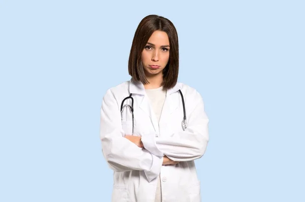 Jonge Dokter Vrouw Met Droevige Depressief Uitdrukking Geïsoleerde Blauwe Achtergrond — Stockfoto