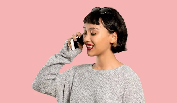 Jovem Com Cabelo Curto Mantendo Uma Conversa Com Telefone Celular — Fotografia de Stock