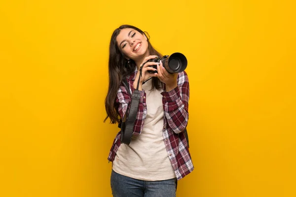 Fotógrafo Adolescente Chica Sobre Amarillo Pared —  Fotos de Stock