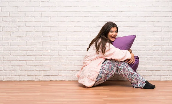 Adolescente chica en pijama — Foto de Stock