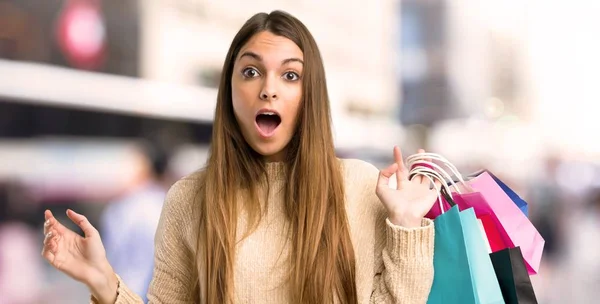 Fiatal Lány Meglepetés Döbbent Arckifejezés Város Bevásárló Szatyrok — Stock Fotó