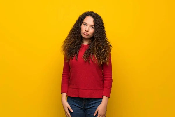 Adolescente Avec Pull Rouge Sur Mur Jaune Avec Une Expression — Photo