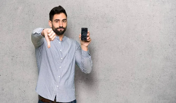 Eleganter Mann Mit Hemd Und Zerbrochenem Smartphone Über Der Wand — Stockfoto