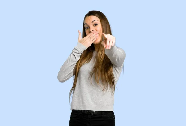 Jovem Menina Apontando Com Dedo Para Alguém Rindo Fundo Azul — Fotografia de Stock