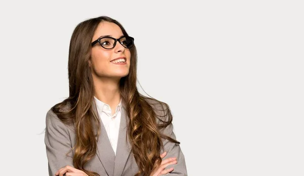 Zakenvrouw Houden Van Armen Gekruist Terwijl Lachend Geïsoleerde Grijze Achtergrond — Stockfoto