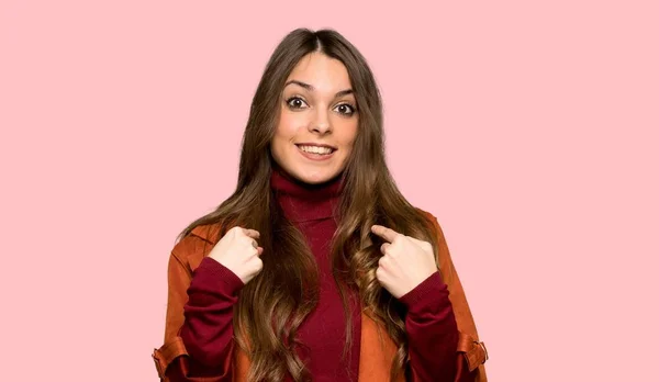 Fiatal Kabátot Meglepetés Arckifejezés Elszigetelt Rózsaszín Háttér — Stock Fotó