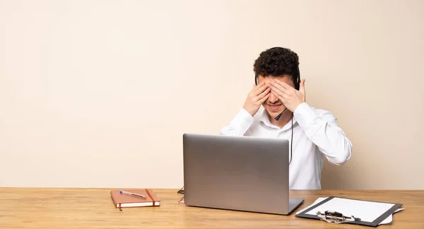 Telemarketer Man Covering Eyes Hands — Stock Photo, Image