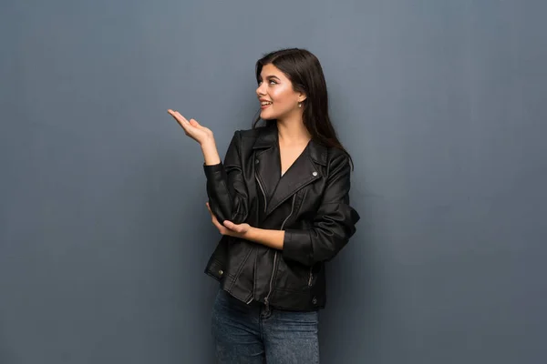 Adolescente Chica Sobre Gris Pared Extendiendo Las Manos Lado Para — Foto de Stock