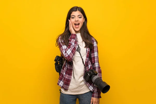 Fotógrafa Adolescente Sobre Pared Amarilla Con Sorpresa Expresión Facial Impactada —  Fotos de Stock