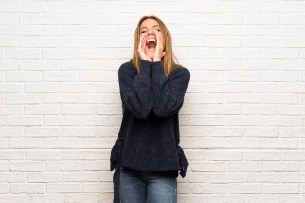 Mulher Loira Sobre Parede Tijolo Gritando Anunciando Algo — Fotografia de Stock