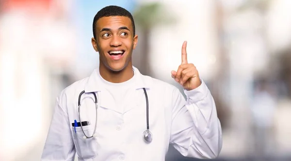 Young Afro American Man Doctor Intending Realizes Solution While Lifting — Stock Photo, Image
