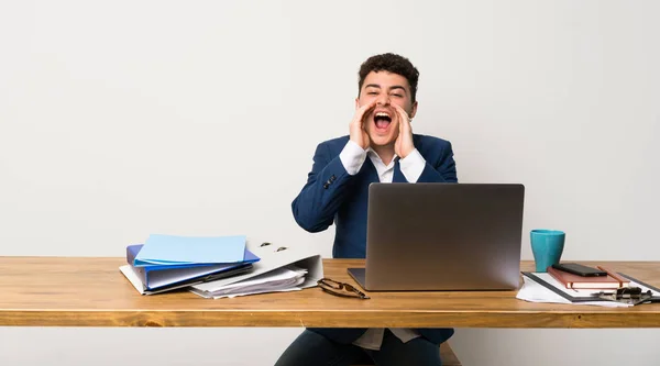 Homem Negócios Escritório Gritando Anunciando Algo — Fotografia de Stock