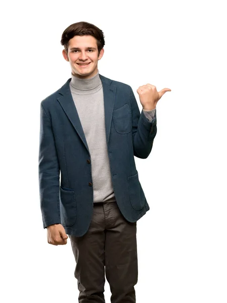 Mężczyzna Nastolatek Golfem Wskazując Stronie Zaprezentować Produkt Białym Tle — Zdjęcie stockowe
