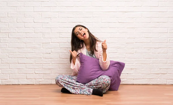 Ragazza Adolescente Pigiama Sorridente — Foto Stock