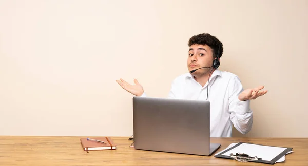 Hombre Telemarketer Haciendo Gesto Dudas —  Fotos de Stock