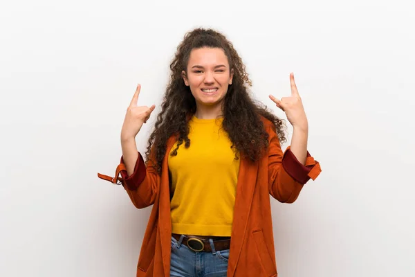 Adolescente Chica Con Abrigo Haciendo Gesto Roca —  Fotos de Stock