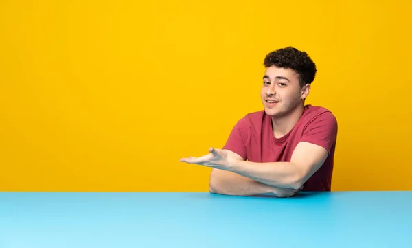 Jovem Com Parede Colorida Mesa Apresentando Uma Ideia Enquanto Olha — Fotografia de Stock