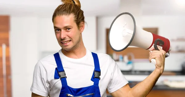 Workman Nemen Een Megafoon Dat Veel Lawaai Een Huis Maakt — Stockfoto